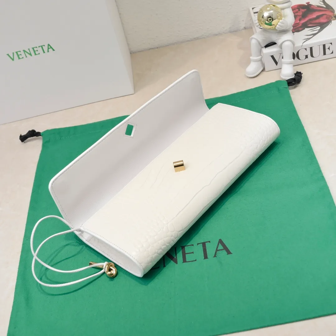 Batch 1420 Bottega Veneta Fall in love with Andiamo at first sight, new design, natural Nile rare leather crocodile pattern complex handbag, a model handbag for women, no need for color cover, no emotional camouflage, immersive depth and excitement, the classic element KNOT knot is inspired, modernist aesthetics and jewelry field craftsmanship reinterpret the knot element, bringing a clutch full of modern texture and elegant and quiet lady spirit. Style number: 1511 Size: 31*13*3cm